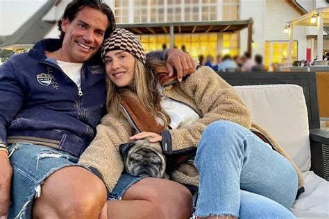 cristian de la fuente habría sido captado en video besando a una mujer que no es su esposa infobae