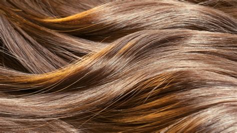 Cette technique de coloration permet d'estomper jusqu'à 50% des cheveux blancs et de sublimer une couleur naturelle en apportant un reflet ou un. Le balayage de cheveux, la technique idéale pour ma ...