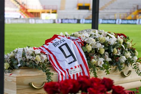 Morte paolo rossi, l'applauso bipartisan alla camera l'omaggio al campione del mondiale '82 un paolo rossi inedito in questa intervista del 1986 nella quale, anziché di calcio, parla di cinema, dei. Paolo Rossi torna a Vicenza: camera ardente allo stadio Menti