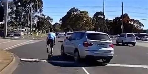 El Conductor Del BMW Arrolla Al Ciclista Y Sigue Sin Parar Videos