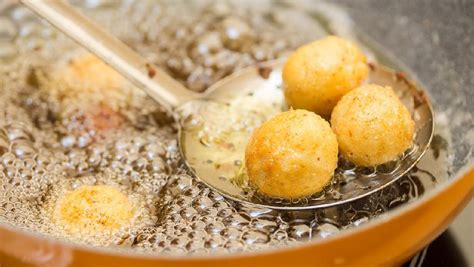 Di daratan cina, siomai berisi daging babi cincang dibungkus kulit tipis yang terbuat dari tepung terigu. 3 Resep Bakso Goreng Ekonomis, Irit Uang Belanja