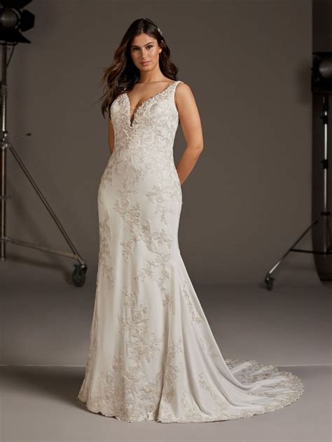Looking for a wedding dress guide that has options for every body type? 19 Wedding Dress Styles for Women With Big Busts | Who ...