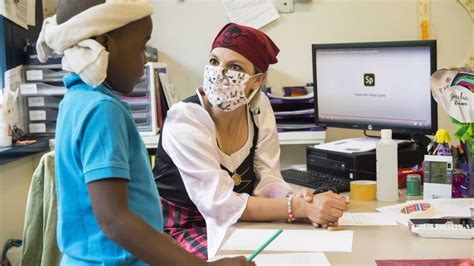 Réalisée à travers toute la france. Coronavirus: le port du masque à l'école est un...