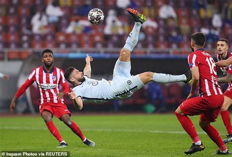 Una escena parecida se vivió en el partido entre alemania y francia por la eurocopa 2021. Luis Suarez gets away with pinching Chelsea defender ...
