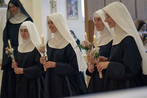 Le Symbolisme Des Vêtements Religieux Pourquoi Les Nonnes Portent Ce Qu Elles Font Isnca