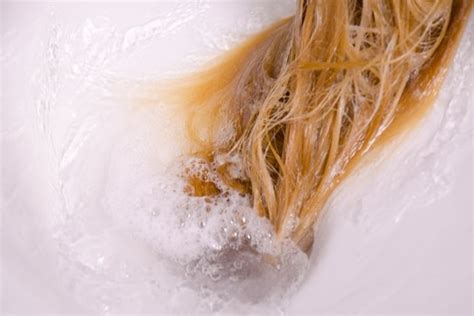 Sarı Saç Boyası Nasıl Akıtılır? - Güncel Oku