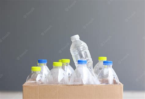 Las Botellas De Plástico Para Beber Se Separan En Cajas De Papel Para
