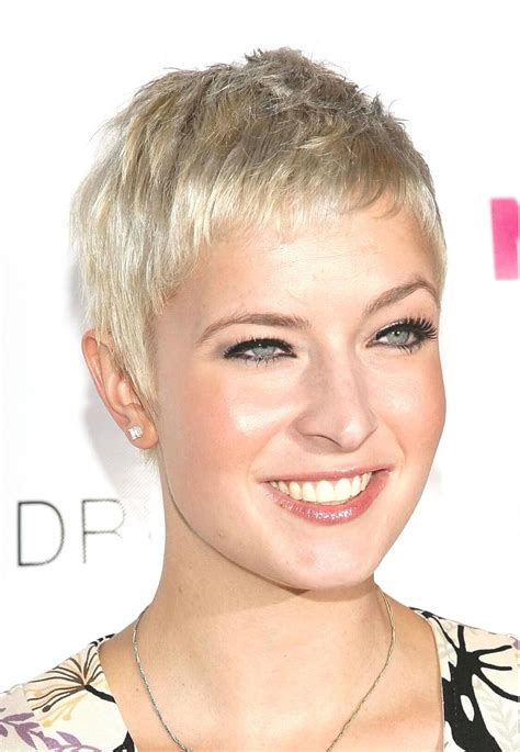 Very Short Haircuts For Older Women 15
