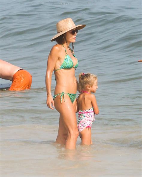 Bethenny Frankel Looks Amazing On The Beach In The Hamptons With Daughter Bryn