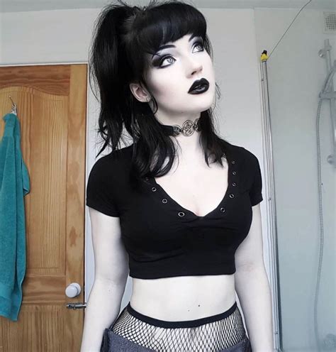 Pin By Katherine Elisa On Emo And Goths Cute Goth Girl Hot Goth
