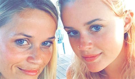 Reese Witherspoon Daughter Ava Look Like Twins In New Pic Ava Phillippe Celebrity Babies