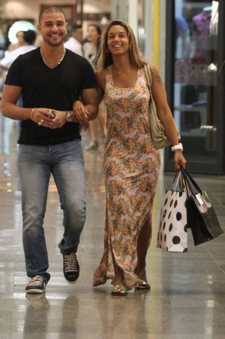Na época, ilha afirmou que a arma sem registros custou r$ 2,5 mil e serviria apenas para uso próprio. Diogo Nogueira passeia no shopping com a esposa
