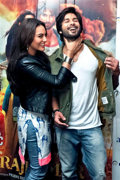 Sonakshi Sinha Shares A Candid Moment With Shahid Kapoor Sonakshi Sinha Candid Photos Candid