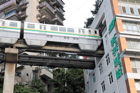 Un tren monorraíl de la línea 2 de tren ligero de Chongqing atraviesa