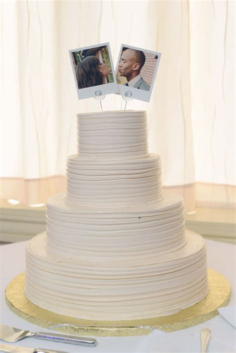 Wedding cake toppers that match your wedding theme or choose from one of our comical cake toppers! 10 Simple Wedding Cakes for a Minimalist Wedding - mywedding