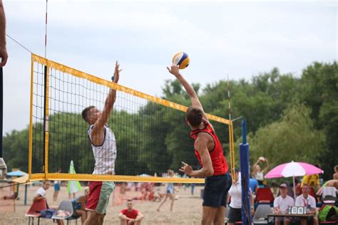 Как на запорожском пляже в волейбол играют ФОТО
