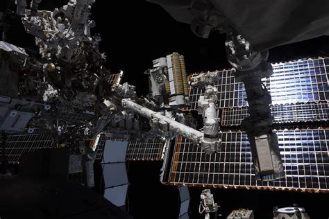 رائد فرنسي يوثق لقطة من الفضاء تظهر سرعة تحرك محطة الفضاء الدولية Twitter