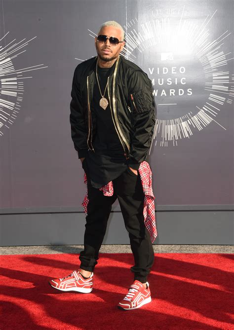 2014 Mtv Vmas Chris Brown Hits Red Carpet Solo Photos Global Grind