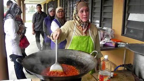 Tengku puan pahang tunku azizah memasak untuk mangsa banjir загрузил: KDYTM TENGKU PUAN PAHANG MEMASAK UNTUK MANGSA BANJIR BALOK ...