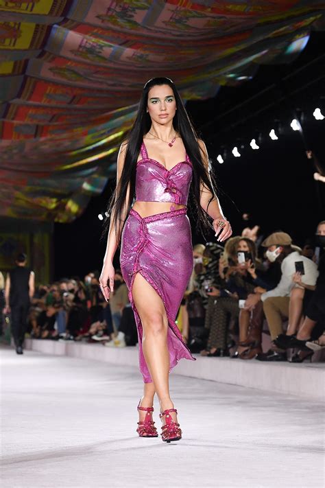 Dua Lipa Opened And Closed The Versace Show In Milan Vogue France