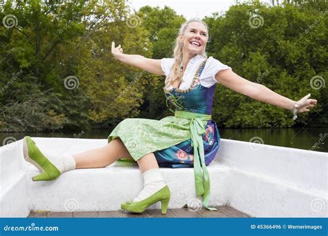 Blonde Frau Im Dirndl Stockfoto Bild Von Draussen Deutschland 45366496