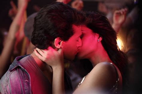 Tiger Shroff And Kriti Sanon Kiss In Heropantitiger Shroff Kriti Sanon Heropanti Bollywood Aaina