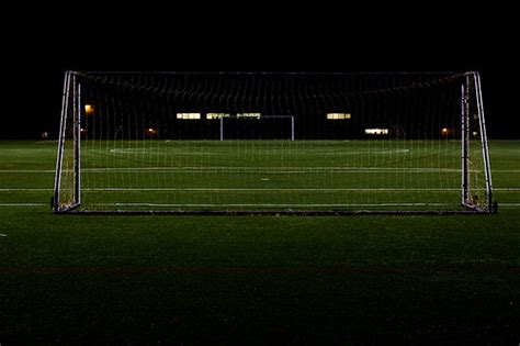 Blader door de 1.569 soccer field night beschikbare stockfoto's en beelden, of zoek naar football field night om nog meer. Empty Soccer Field Night