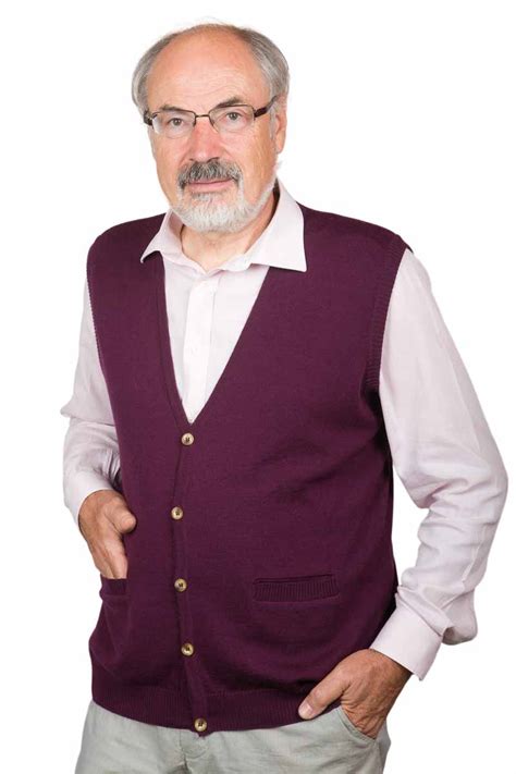 La laine mohair, grande spécialité de missègle, provient de la toison de la chèvre angora. gilet homme laine sans manche,gilet homme en laine ...