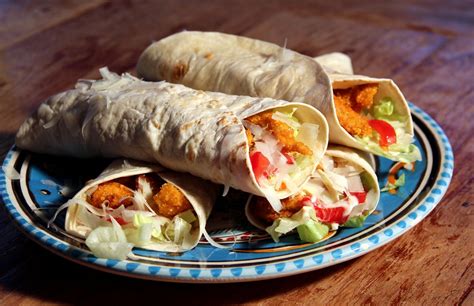 Lekker eenvoudig wrap met krokante kip uit de oven ijsbergsla tomaat