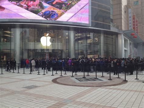 Apple Opens Up Wangfujing Apple Store To Massive Crowd