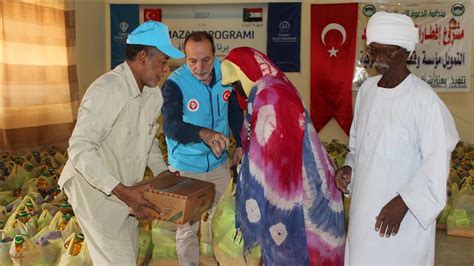 وقف الديانة التركي يقدم مساعدات غذائية لألف أسرة في السودان