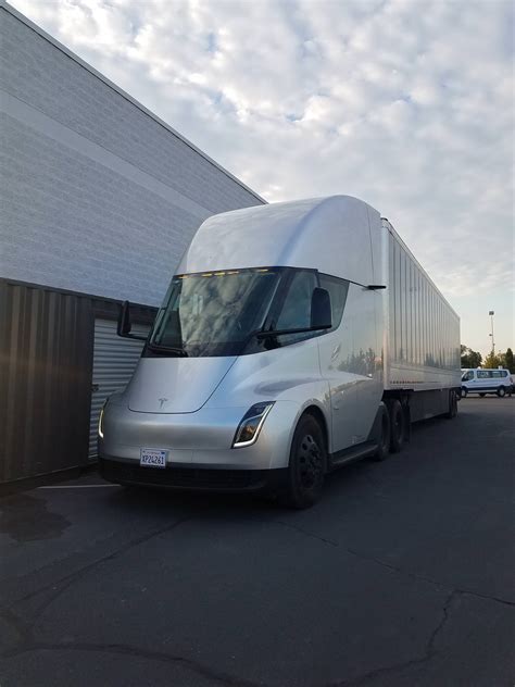 Tesla Semi With Trailer Showcases Unearthly Acceleration And Sound In