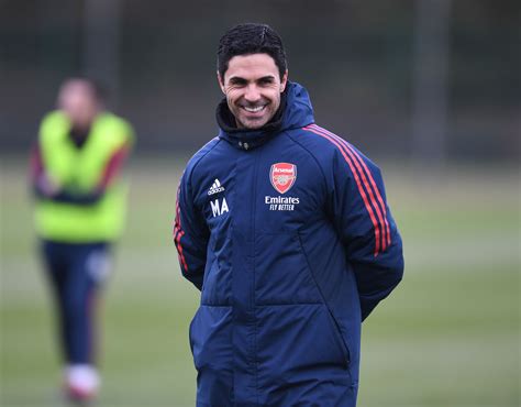 Mikel Arteta Ts Journalists Arsenal Themed Cupcakes At His Press Conference To The Delight Of