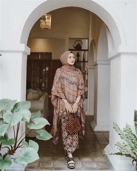 Anda akan dapat menemukan adanya gamis yang mendapatkan payetan bunga berwarna merah dan daunnya yang hijau pada bagian mulai dari pinggang ke bawah. Gamis Lebaran - Bergaya