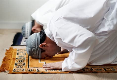 Premium Photo Muslim Men Praying During Ramadan