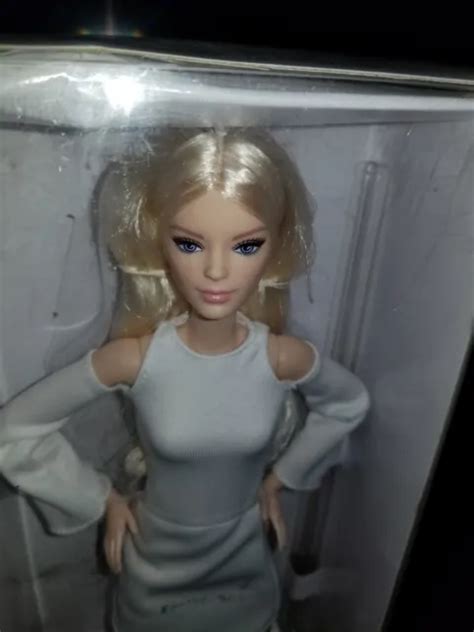 Signature Barbie Looks Tall Blonde Victoria Nrfb Gxb