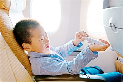 18 Ways To Entertain A Child On An Airplane