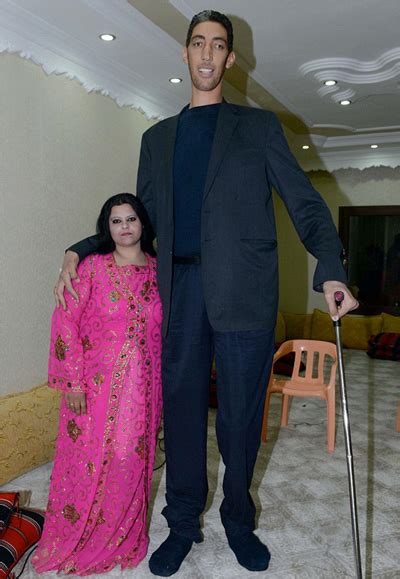 World S Tallest Man Finds Love Offbeat Crazy World Emirates