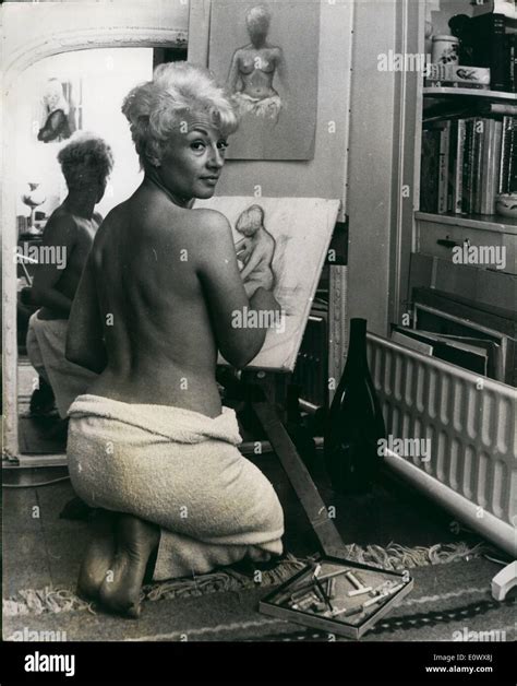 Jun 06 1964 Pamela Plantea Para Su Propio Dibujo Nude Pamela
