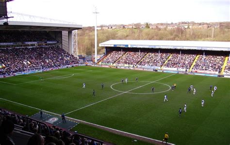 Blackburn rovers fc is een engelse voetbalclub, die sinds 2018 uitkomt in het championship, de engelse tweede divisie.de club is opgericht op 5 november 1875. Blackburn Rovers FC: Ewood Park Stadium Guide | English ...