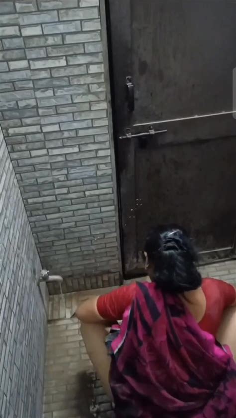 Hit List Indian Saree Aunty Toilet Pissing 19