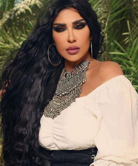 2006صنفتها #forbes الكاتبة الأكثرانتشارا في الوطن العربي و من العشر نساء الأكثر تأثيرا 2016 منحتها #unesco لقب. بالصورة - فنانة خليجية تفاجئ الجميع بتحولها إلى نسخة من ...