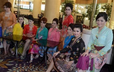 Atapnya berbentuk joglo suatu pertanda ada pengaruh bentuk rumah tradisonal jawa. Pakaian Adat Dki Jakarta Wikipedia - Baju Adat Tradisional