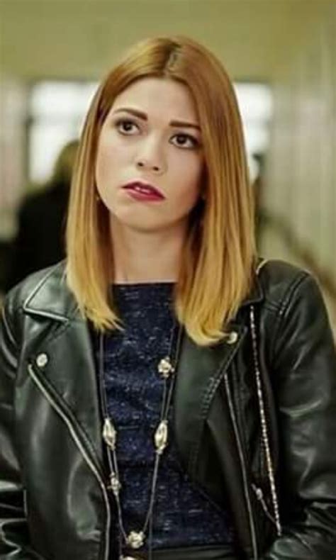 En bilinen özelliği, çok konuşması. ARTISTI panosundaki Pin