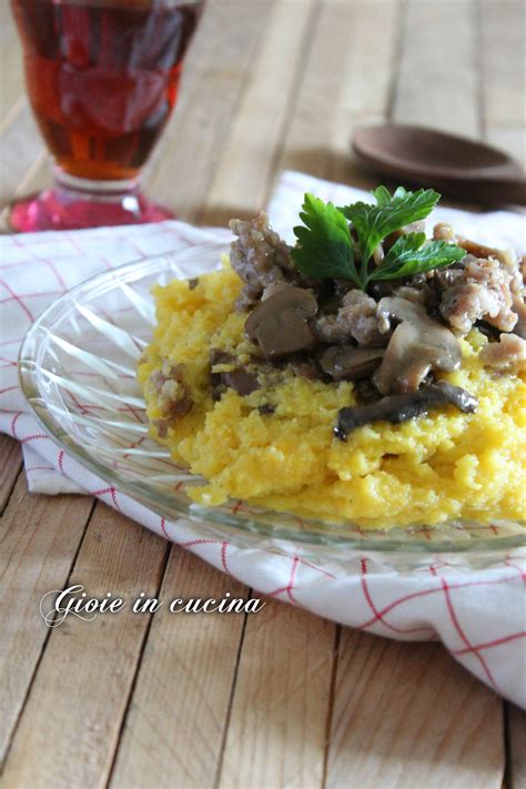#polenta #salsiccia #funghiingredienti:5 salsicce di maiale200 gr. Polenta con salsiccia e funghi | Gioie In Cucina