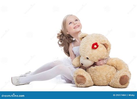 Niña Hermosa Que Abraza El Oso De Peluche Grande Foto De Archivo Imagen De Hembra Aislado