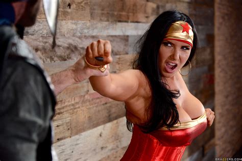 Romi Rain Coger A Wonder Woman Por El Culo Entangada