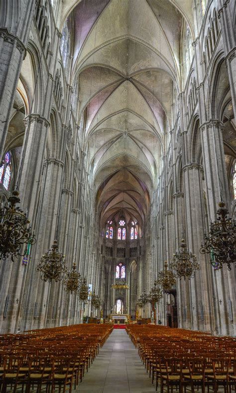 A Lintérieur De La Cathédrale St Etienne