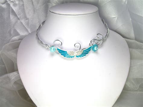 Collier Fil d aluminium Aile d ange Turquoise avec perles en verre nacrées Statement necklace