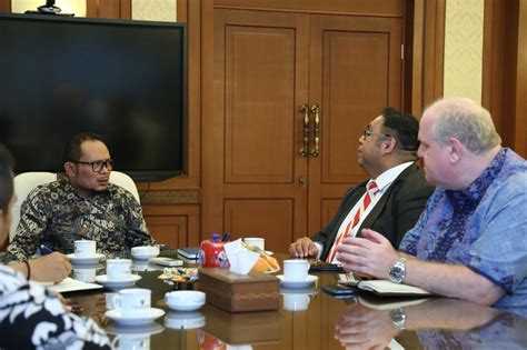 Gaji, honor ataupun upah dapat diterima pegawai di lingkungan kantor atau tempat kerja milik negara atau tempat swasta. Belanda Tawarkan Gaji Rp 25 Juta Per Bulan untuk Perawat ...